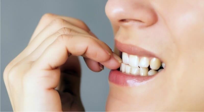 Morder as unhas é um sinal de que ESSE traço da personalidade Morder as unhas é um sinal de que ESSE traço da personalidade
