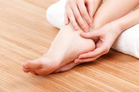 Mergulhe os seus pés nessa mistura, a cada 2 semanas para curar os pés secos e rachados Mergulhe os seus pés nessa mistura, a cada 2 semanas para curar os pés secos e rachados