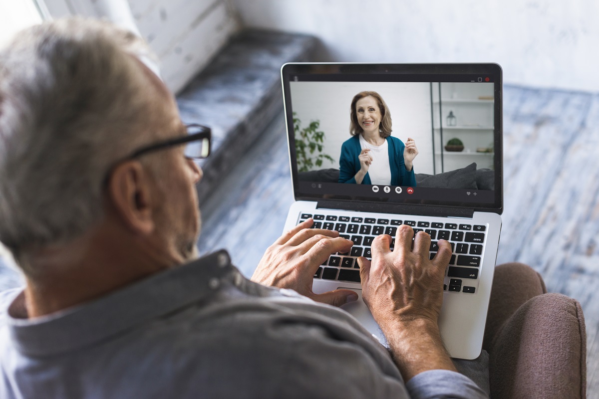 Pessoas idosas fazendo atendimento psicologico online