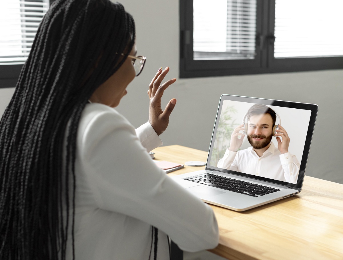 Psicológo fazendo atendimento online