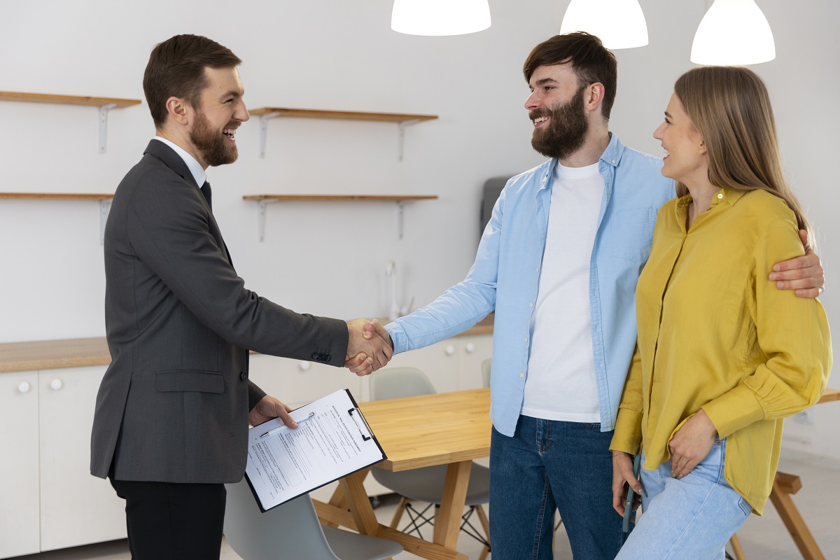 Agente imobiliário masculino fazendo negócios e mostrando casa para um possível comprador Agente imobiliário masculino fazendo negócios e mostrando casa para um possível comprador