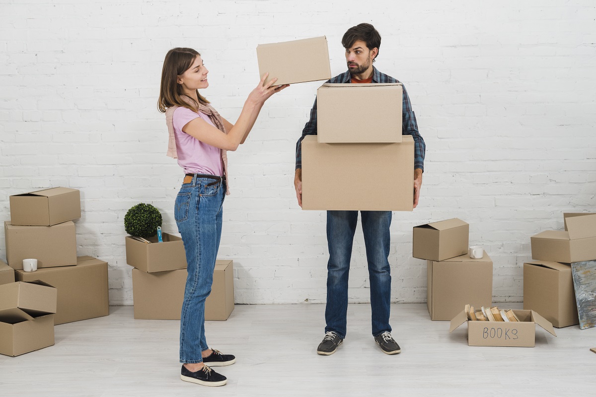 Homem e mulher organizando as coisas para começar sua mudança Homem e mulher organizando as coisas para começar sua mudança
