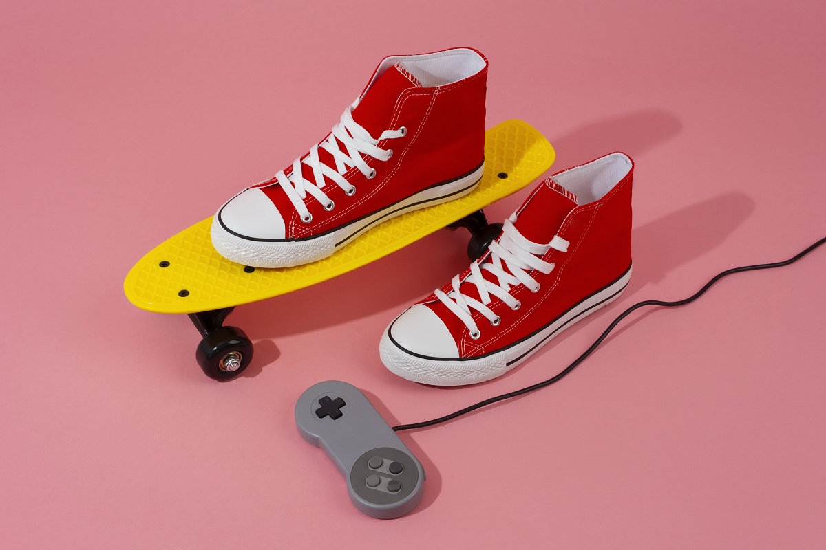 Skate com tênis em cima Skate com tênis em cima