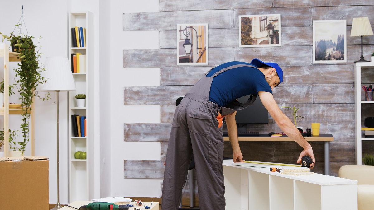Homem começando a fazer içamento de móveis antes da mudança Homem começando a fazer içamento de móveis antes da mudança