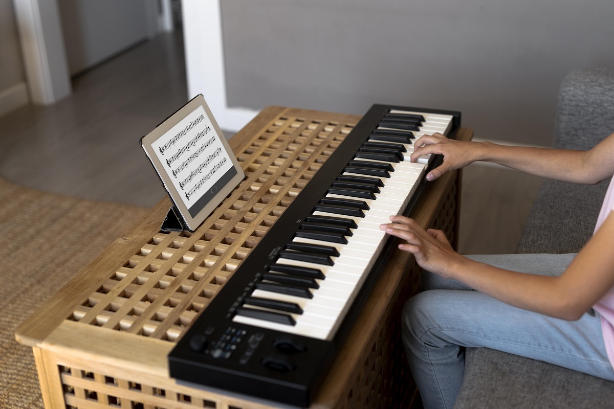 Menina tocando teclado em casa