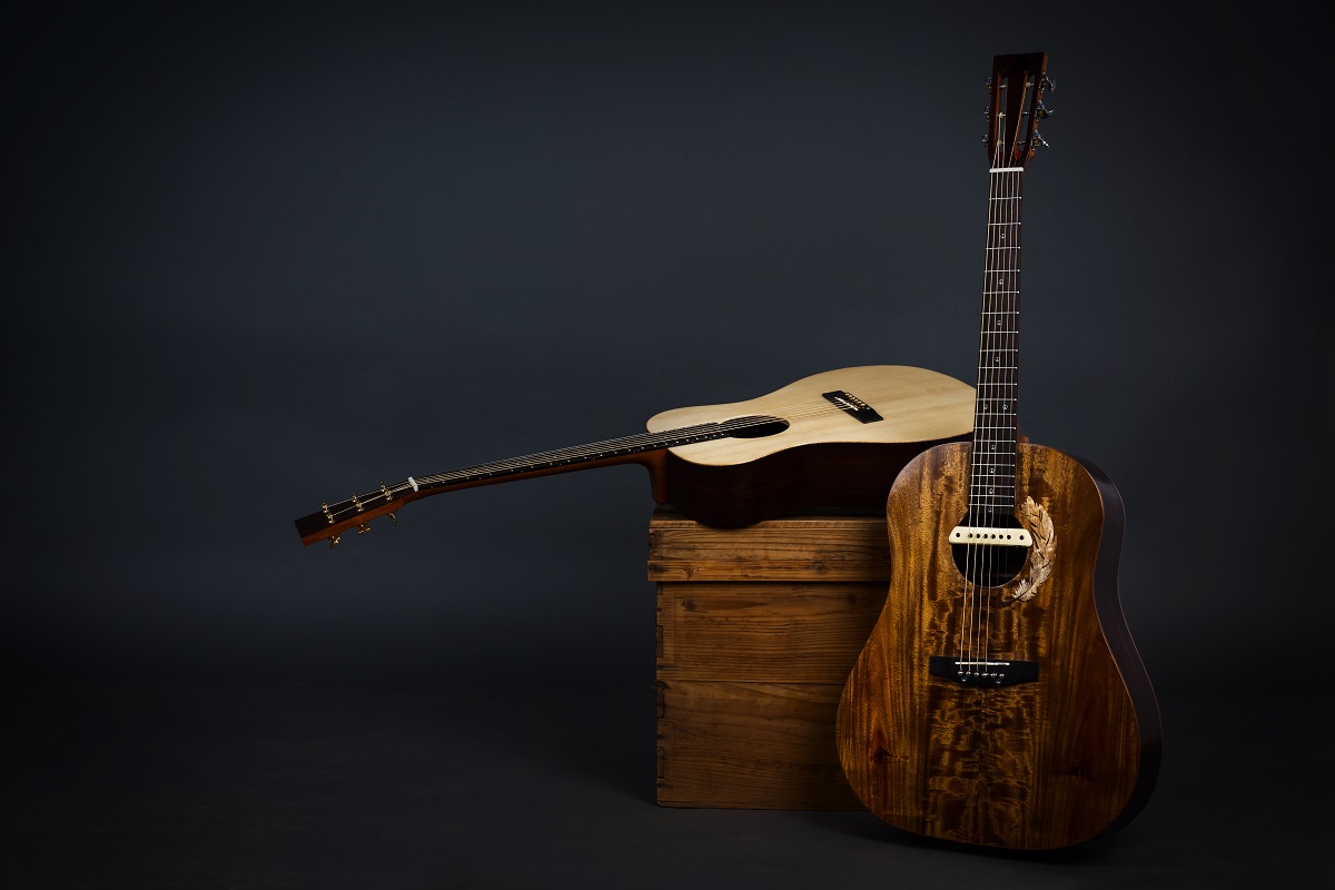 Violão acústico em uma cadeira e guitarra